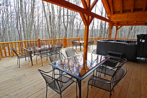 Main Deck, with Outdoor Dining Area and Hot Tub 1