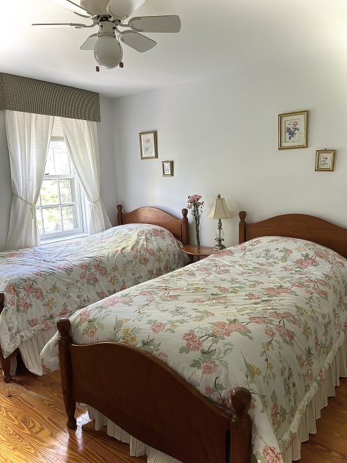 C7 Carriage House -2 Twin-Twin room-Shared Bathroom-Superior-Countryside view - Base Rate