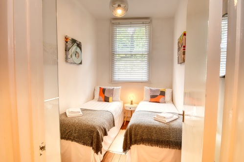 Twin Bedroom with 2 Single Beds