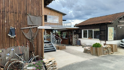 Restaurant La Cabane n°3 au port de Cassy à 500 m, spécialités de coquillages à la plancha et huitres (il est conseillé de réserver)
