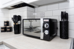Fully equipped kitchen with oven, hob, kettle, toaster and microwave, giving guests everything needed for home-style cooking