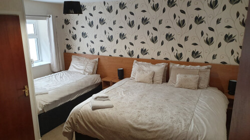 Family room-Classic-Ensuite with Shower-Room 02 - 1st floor - Base Rate