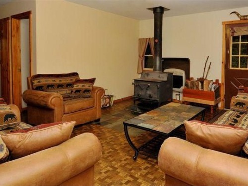 Cedarwood Lodge - Living Room w/Franklin Stove
