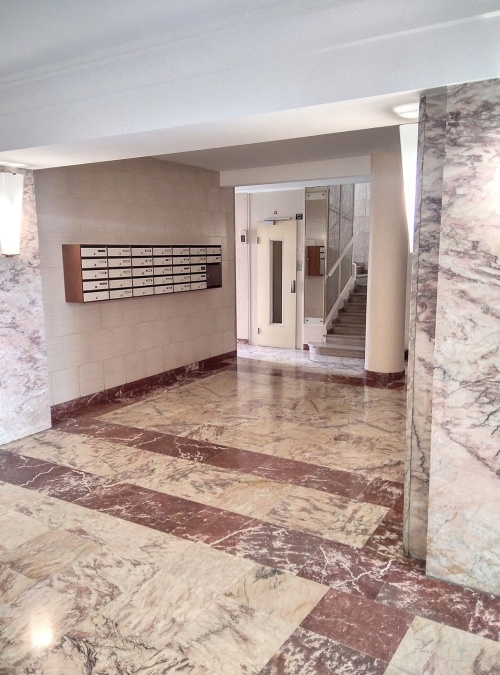 Hall d'accueil, ascenseur de droite