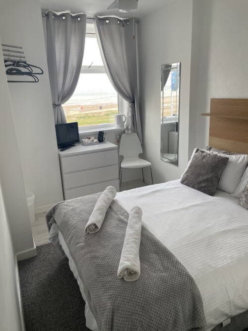 Double room-Premium-Ensuite with Shower-Street View-Room 12