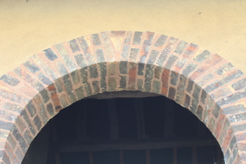 Arche en briques de la longère (ancienne écurie).