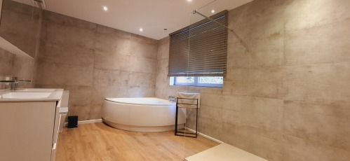 salle de bain avec bain et douche
