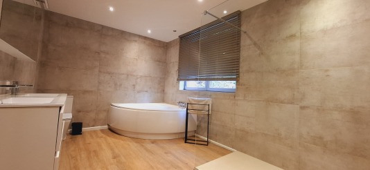 salle de bain avec bain et douche
