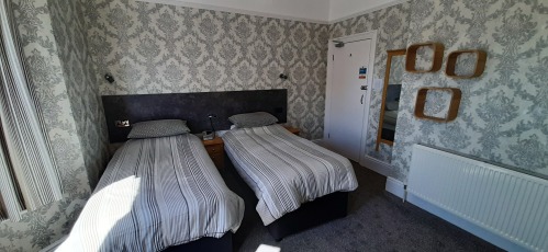 New Large Twin Ensuite with Comfy Chairs & Fridge