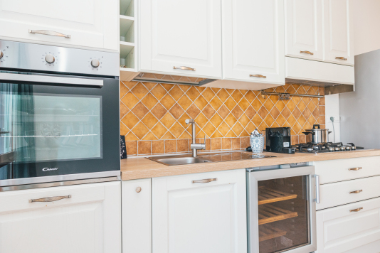 Cucina con elettrodomestici