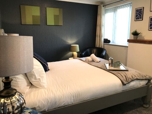 Bedroom 1 - Comfy spacious King size bed - TLC Stay Preston area home