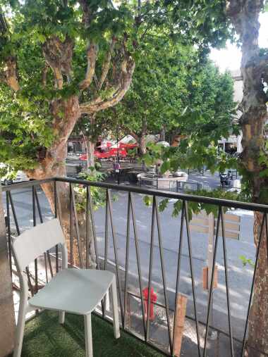 Studio 4 - Balcon avec vue sur la place