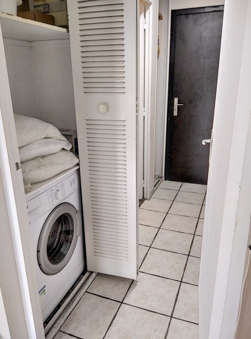 machine à laver dans l'entrée
