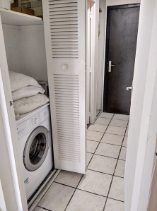 machine à laver dans l'entrée