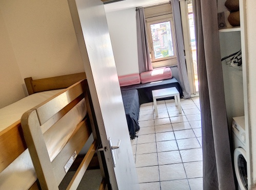 Entrée avec lits superposés, rangements et machine à laver