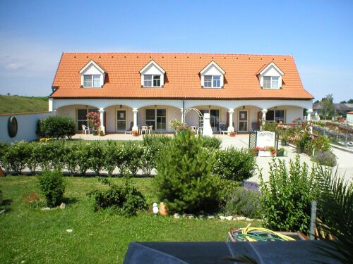Frontbild der Terrassenwohnungen und Garten