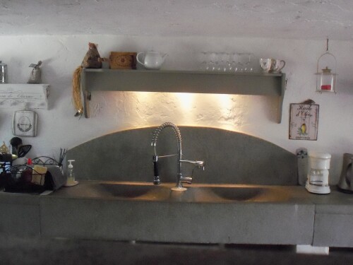 l'évier de la cuisine en granit pèse 1tonne200, il a été déniché chez un brocanteur de l'Isle sur la sorgue : peut être a t'il appartenu à un chateau ?