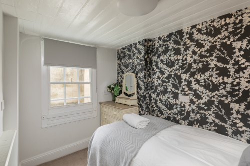 Bedroom 3: Cosy with beautiful wall paper