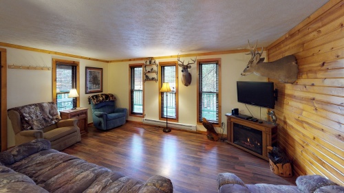 1st Choice Lodging - White Tail Cabin Living Room 