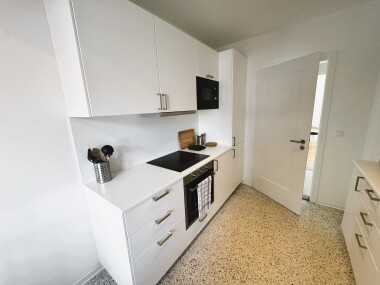 Küche mit Herd, Ofen und Spülmaschine