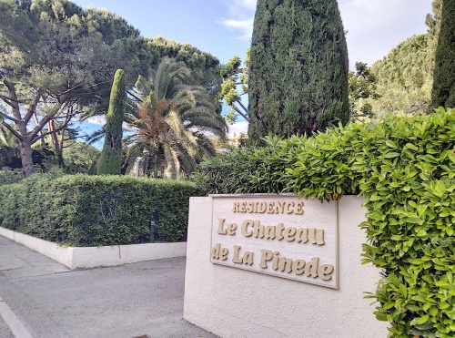 accès par la route principale