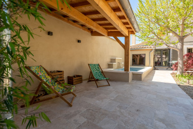 L'appenti en bois pour se détendre à l'ombre l'après-midi