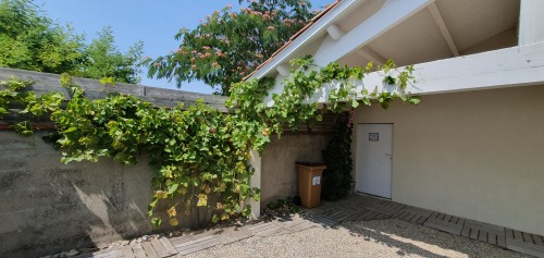Cour fermée  auvent 
