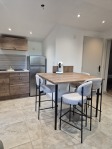 Salon cosy, cuisine équipée et ambiance chaleureuse : lave vaisselle, micro-onde, cafetière...