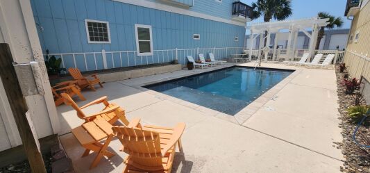 pool has 6' deep sun deck (shallow area)
