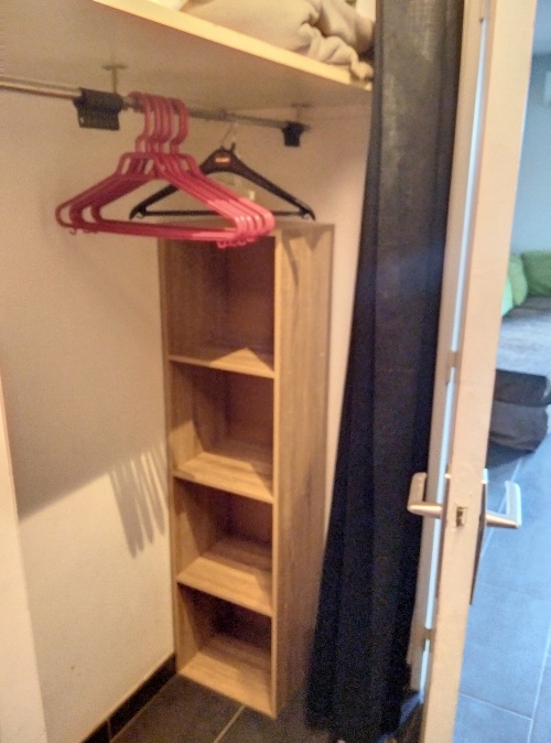 rangement supplémentaire dans l'entrée de l'appartement