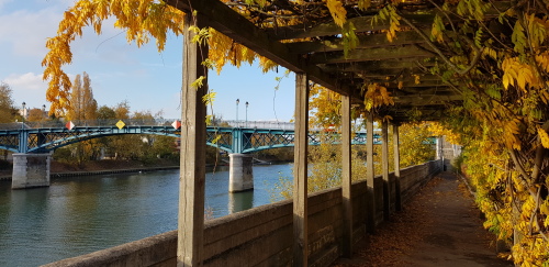 Passerelle de Bry sir Marne en Automne 
