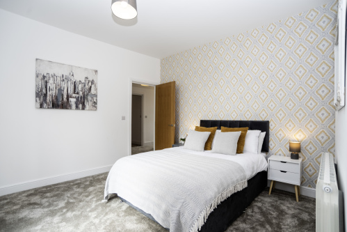 Bright & Comfortable Bedroom - Double bed, elegant décor, bedside lighting, mirror, hangers and hairdryer for a convenient long stay