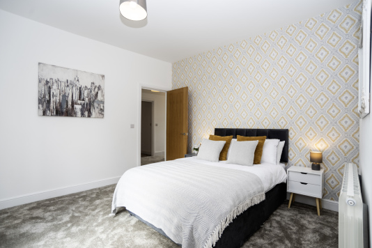 Bright & Comfortable Bedroom - Double bed, elegant décor, bedside lighting, mirror, hangers and hairdryer for a convenient long stay
