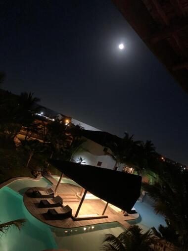 vista piscina notturna