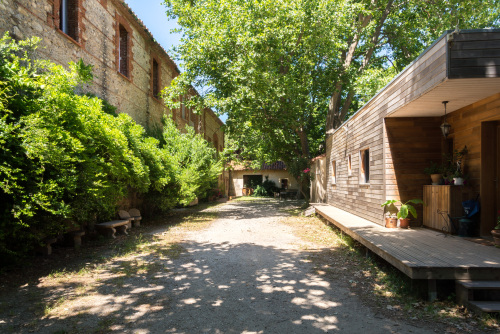 Mas Bazan dans un écrin de verdure