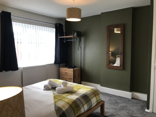 Features wardrobe with chest of draws and hairdryer - Bamber Bridge Preston