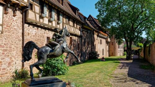 Nos appartements de vacances dans les Remparts de l'An 1500 sont au milieu de l'image, à droite du cheval en bronze.