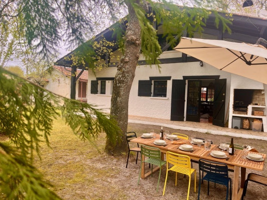 zone repas à l'ombre des arbres