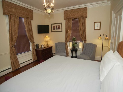 The Inn 7 King Jetted Tub-Double room-Ensuite-Standard - Base Rate