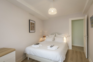 AGNES SOREL LIT QUEEN SIZE