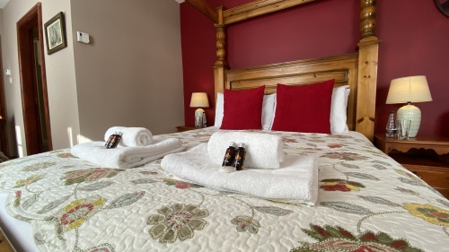 The New Inn - King size four poster bed en-suite