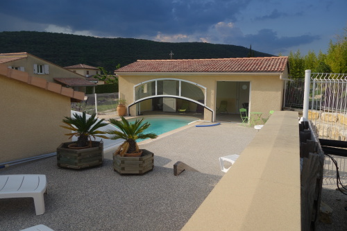 Solarium et plage piscine