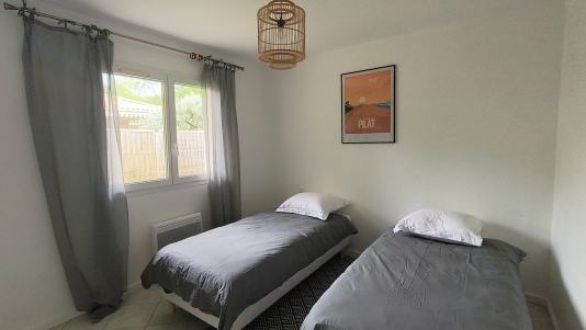 chambre 3 lits en 90 + penderie