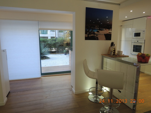 Petit bar de la cuisine, loggia et cour intérieure 