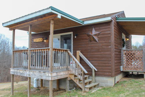1st Choice Lodging - Cozy Cabin - Cozy Cabin located in Hocking Hills and Wayne National Forest. 
