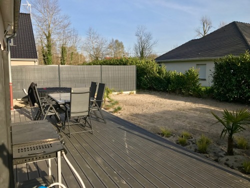 Terrasse avec salon de jardin pour 8 personnes et barbecue/plancha