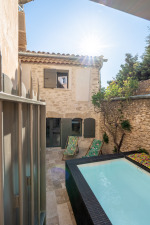 Vue de l'entrée principale sur la cour ensoleillée!