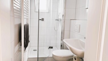 Modernes Bad mit Dusche, Waschbecken und WC – zur alleinigen Nutzung in jeder Wohnung.