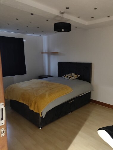 Large Bedroom - Room 6