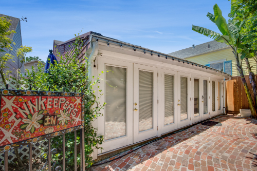 Cottage-Ensuite with Jet bath-Oversized-Courtyard view-Al Hirt Jazz Hall - Base Rate